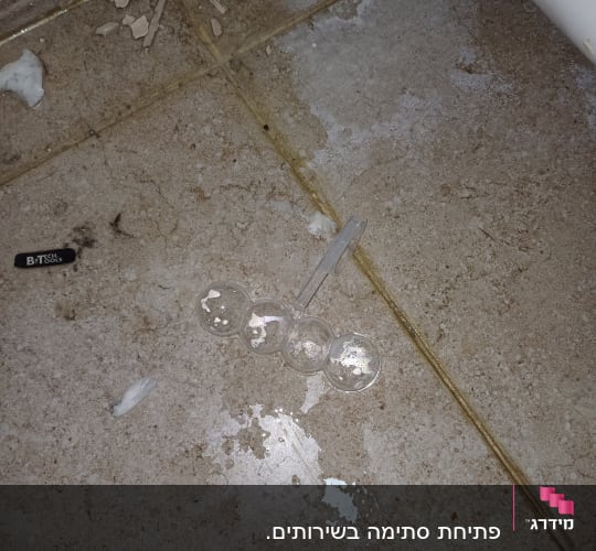 כלי עבודה על רצפה רטובה עם שאריות חומר